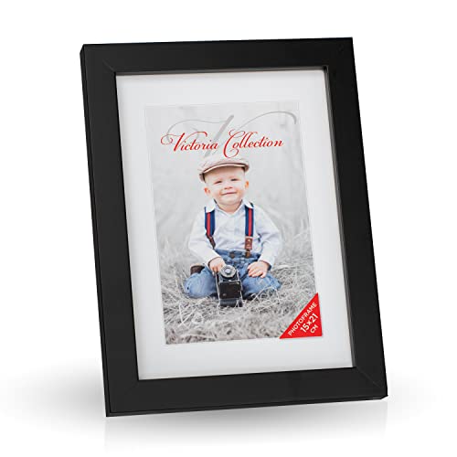 Klassischer Holz Bilderrahmen für DIN A5 / 15x21 cm Fotos - Fotorahmen in Schwarz mit Echtem Glas für Schöne Momente | Freistehender Holzrahmen geeignet für Tisch & Wand, Hoch- & Querformat Klassischer Holz Bilderrahmen für DIN A5 / 15x21 cm Fotos - Fotorahmen in Schwarz mit Echtem Glas für Schöne Momente | Freistehender Holzrahmen geeignet für Tisch & Wand, Hoch- & Querformat von Victoria Collection