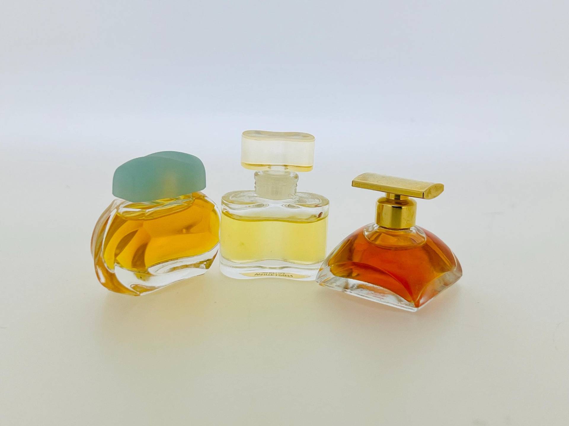 Vintage Lot 3 Parfume Miniatur Estēe Lauder, Gezaubert, Wissend, Weißes Leinen Vintage Lot 3 Parfume Miniatur Estēe Lauder, Gezaubert, Wissend, Weißes Leinen von VintagGlamour