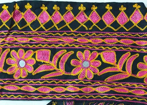 Seltene Bordüre Antik Vintage Sari Trim Spitzenband Stickerei Arbeit! 1 Yard R25 BD6 Seltene Bordüre Antik Vintage Sari Trim Spitzenband Stickerei Arbeit! 1 Yard R25 BD6 von Vintage Fabrics Crafts