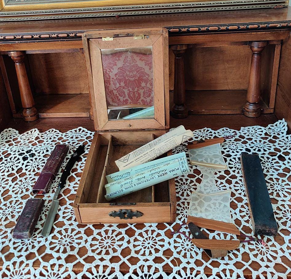 Rar Antiker Rasierspiegel Mit Zubehör, Rasier Kästchen, Rasierset, Rasiermesser Puma Etui, Bartbinde, Streichriemen, Rasieranweisungen Rar Antiker Rasierspiegel Mit Zubehör, Rasier Kästchen, Rasierset, Rasiermesser Puma Etui, Bartbinde, Streichriemen, Rasieranweisungen von VintageBuedchen