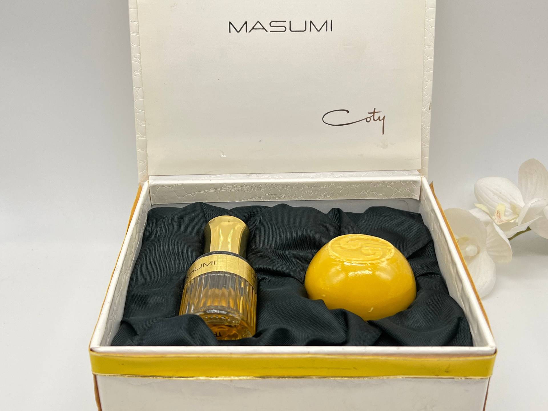 Masumi Von Coty | 1967 Eau De Toilette 15 Gr Und Soap Bar 90 G Seltene Vintage Parfümbox von VintageItalienstyle