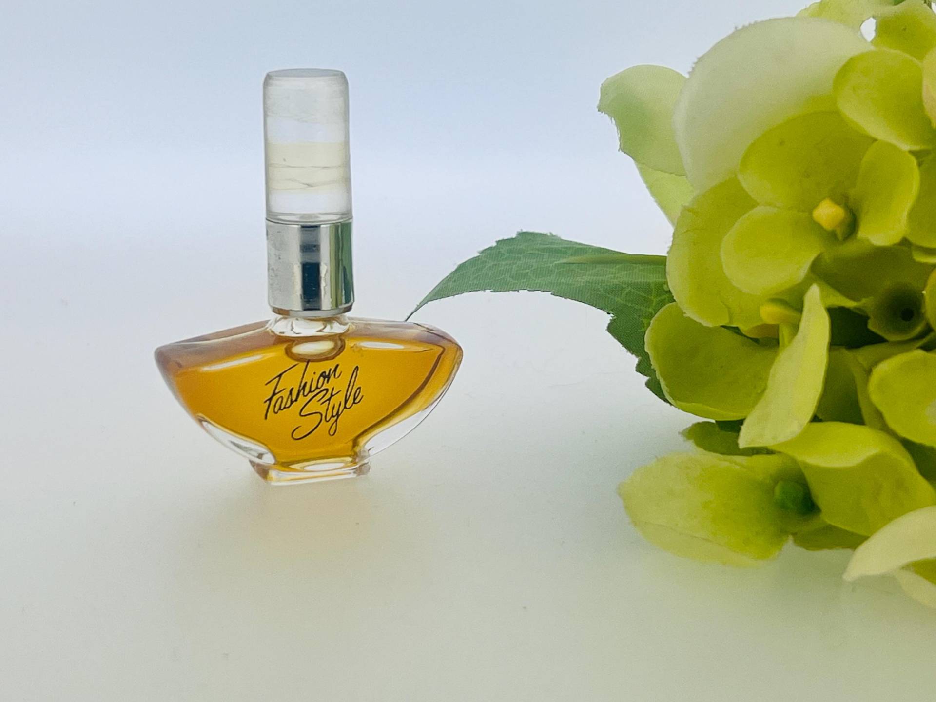 Vintage Fashion Style Triumph International 1987 Parfum Miniatur 3 Ml Vintage Fashion Style Triumph International 1987 Parfum Miniatur 3 Ml von VintagePerfumeShop