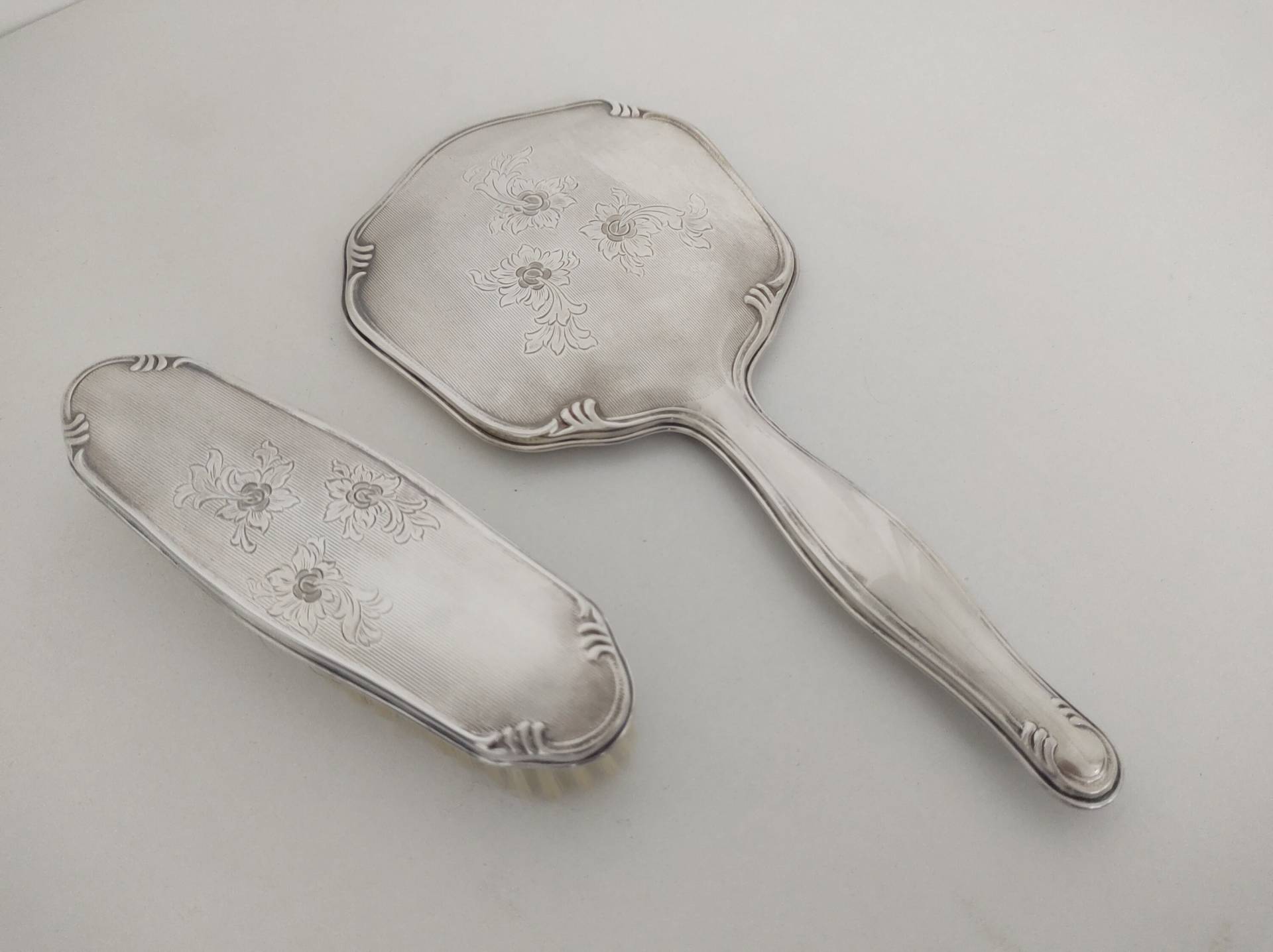 Vintage Vanity Set Versilberter Spiegel Und Brush Gravierter Hand Spiegel Für Frauen 1950Er Jahre Mid Century Eitelkeit Vintage Vanity Set Versilberter Spiegel Und Brush Gravierter Hand Spiegel Für Frauen 1950Er Jahre Mid Century Eitelkeit von VintagePrinces