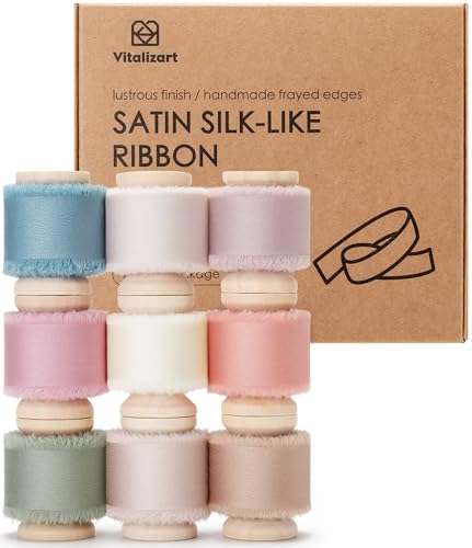 Vitalizart Satin Schleifenband 9 Farben 2,5 cm x 41,1 m Hölzerne Spule, Handgefertigtes Ausgefranstes Geschenkband für Geschenk Verpacken Hochzeit Brautsträuße Urlaub Dekor Vitalizart Satin Schleifenband 9 Farben 2,5 cm x 41,1 m Hölzerne Spule, Handgefertigtes Ausgefranstes Geschenkband für Geschenk Verpacken Hochzeit Brautsträuße Urlaub Dekor von Vitalizart