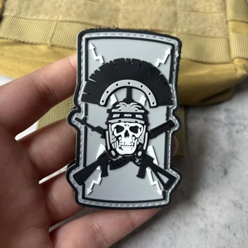 Centurion Grey PVC Patch - Skull Moral Patch mit Klettverschluss - Lustige Taktische Militär Patches, Moral Patches für Rucksäcke, Helm und andere militärische taktische Ausrüstung Centurion Grey PVC Patch - Skull Moral Patch mit Klettverschluss - Lustige Taktische Militär Patches, Moral Patches für Rucksäcke, Helm und andere militärische taktische Ausrüstung von Viusneun