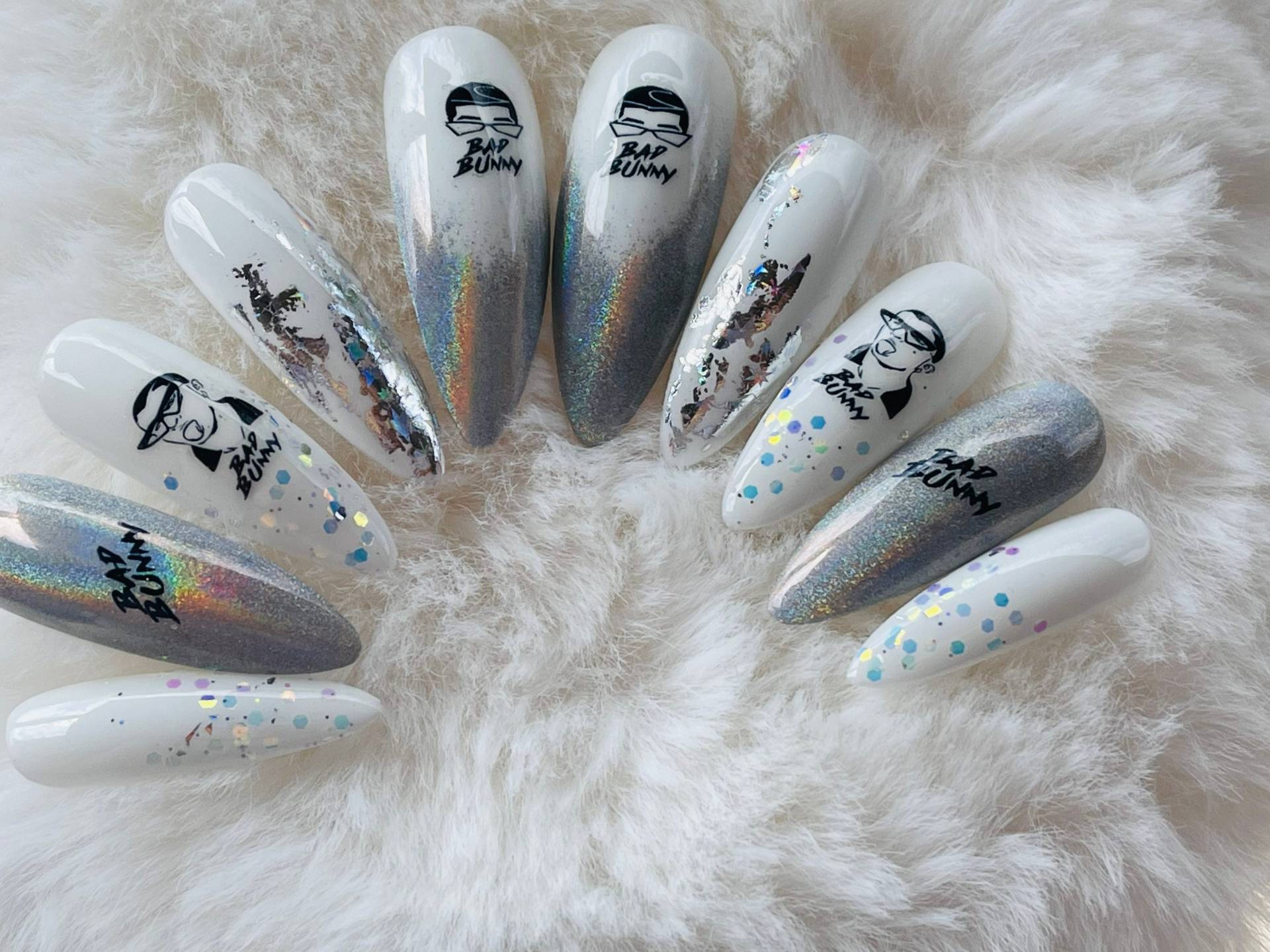 Bad Bunny Holographic/Weiße Nägel Bad Bunny Holographic/Weiße Nägel von VivsnailsByVivian
