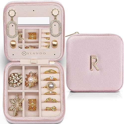 Vlando Reise-Schmuckschatulle für Mädchen und Frauen, Schmuck-Organizer-Box, Reise-Schmucketui für Mädchen, Halskette, Ohrringe, Ringbox, Reisegeschenke für Schwester, Töchter – Buchstabe R, Rosa Vlando Reise-Schmuckschatulle für Mädchen und Frauen, Schmuck-Organizer-Box, Reise-Schmucketui für Mädchen, Halskette, Ohrringe, Ringbox, Reisegeschenke für Schwester, Töchter – Buchstabe R, Rosa von Vlando