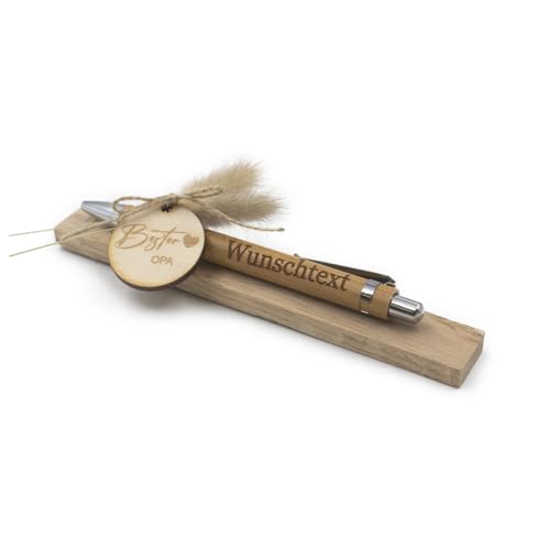 VmG-Store Holz Kugelschreiber mit Gravur Wunschname – personalisiertes Geschenk zum Muttertag Vatertag Geburtstag für Mama Papa Oma Opa Freundin Freund (Mit Wunschname, 04 Bester Opa) von VmG-Store