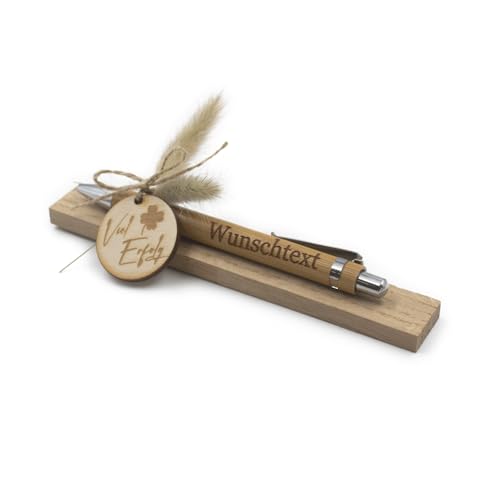VmG-Store Holz Kugelschreiber mit Gravur Wunschname – personalisiertes Geschenk zum Muttertag Vatertag Geburtstag für Mama Papa Oma Opa Freundin Freund (Mit Wunschname, 15 Viel Erfolg Kleeblatt) von VmG-Store