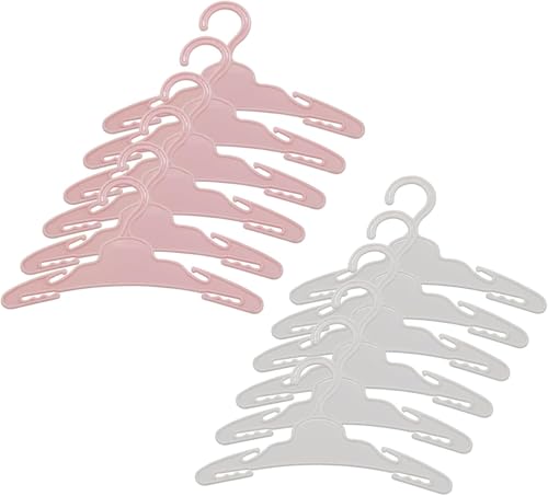 Voarge Kleiderbügel Plastik Puppenkleiderbügel Spielzeug Kleiderbügel Miniatur Weiß Rosa Puppe Kleidung Zubehör für 14-18-zoll-puppen-outfits,12 Stück Voarge Kleiderbügel Plastik Puppenkleiderbügel Spielzeug Kleiderbügel Miniatur Weiß Rosa Puppe Kleidung Zubehör für 14-18-zoll-puppen-outfits,12 Stück von Voarge