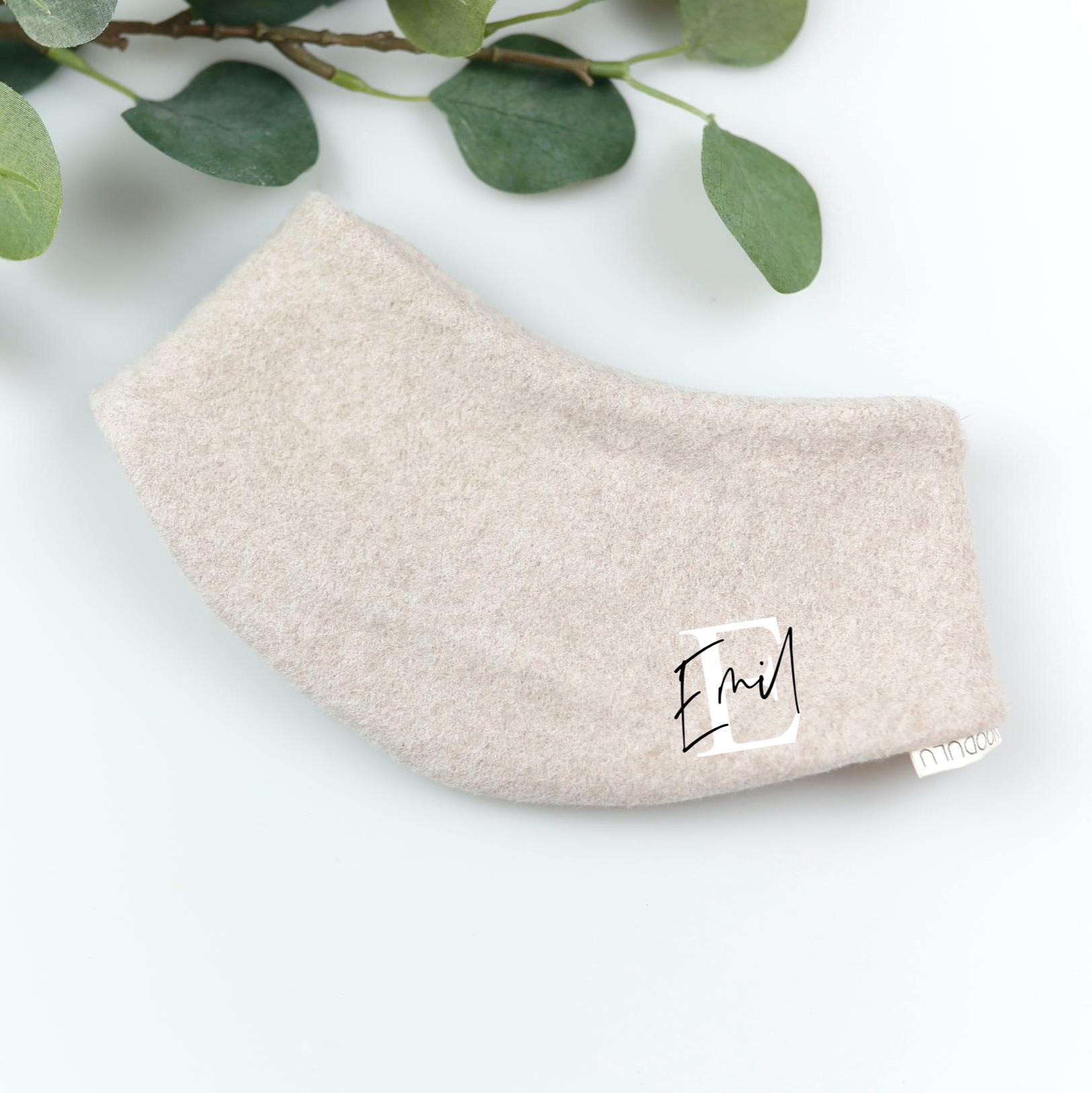 Voodulu® - Halstuch Wendehalstuch Dreieckstuch 0-18 Monate Personalisiert Beige Fleece Babytuch Druckknopf von Voodulu