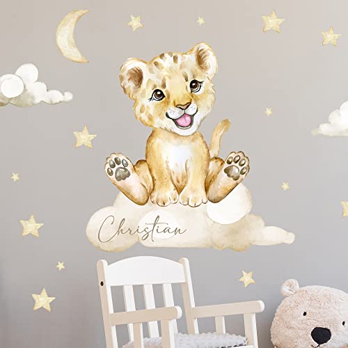 Löwe auf der Wolke V331 mit Wunschname | handgezeichnet | AUFKLEBER Kindergarten | Wandsticker Kinderzimmer mit Sternen Babylöwe Babyzimmer Personalisierbar (100 x 100 cm) von WANDKIND