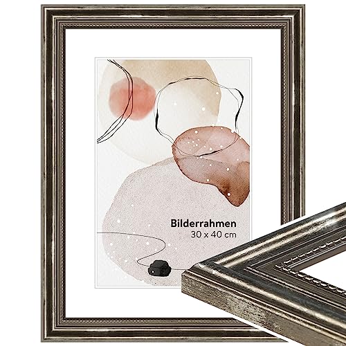 WANDStyle Bilderrahmen Silber 13x18 cm aus Holz im Barock-Stil mit Aufsteller und Aufhänger, Fotorahmen Made in Germany - H450 WANDStyle Bilderrahmen Silber 13x18 cm aus Holz im Barock-Stil mit Aufsteller und Aufhänger, Fotorahmen Made in Germany - H450 von WANDStyle