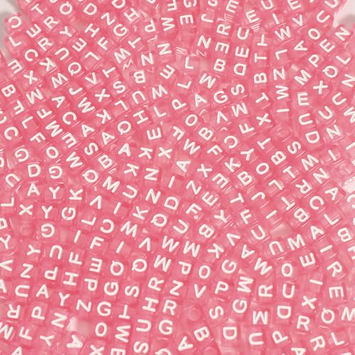 Alphabet-Perlen, 6 x 6 mm, transparent, rosa, würfelförmig, Acryl, weiße Buchstabenperlen, für Armbänder und Schmuckherstellung, 1200 Stück Alphabet-Perlen, 6 x 6 mm, transparent, rosa, würfelförmig, Acryl, weiße Buchstabenperlen, für Armbänder und Schmuckherstellung, 1200 Stück von WHEAZIENS