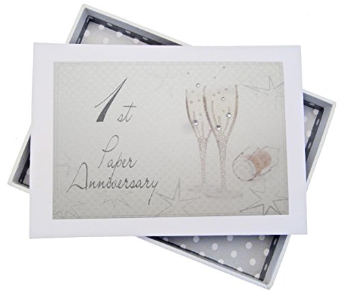 WHITE COTTON CARDS 1. Papierjubiläum, kleines Album, Champagnergläser, Holz, weiß, 12.5x17.5x2.5 cm WHITE COTTON CARDS 1. Papierjubiläum, kleines Album, Champagnergläser, Holz, weiß, 12.5x17.5x2.5 cm von WHITE COTTON CARDS