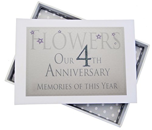 WHITE COTTON CARDS Erinnerungsalbum zum 4. Hochzeitstag mit Glitzer und Worten, Holz, weiß, 12.5x17.5x2.5 cm WHITE COTTON CARDS Erinnerungsalbum zum 4. Hochzeitstag mit Glitzer und Worten, Holz, weiß, 12.5x17.5x2.5 cm von WHITE COTTON CARDS