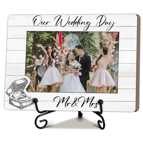 Mr & Mrs Our Wedding Day Holz-Bilderrahmen mit Eisenständer, 10,2 x 15,2 cm, mit Eheringen-Design, Braut- und Bräutigamgeschenk, Jahrestag-Andenken, Paar-Bilderrahmen für Zuhause, Büro Mr & Mrs Our Wedding Day Holz-Bilderrahmen mit Eisenständer, 10,2 x 15,2 cm, mit Eheringen-Design, Braut- und Bräutigamgeschenk, Jahrestag-Andenken, Paar-Bilderrahmen für Zuhause, Büro von WUAWN
