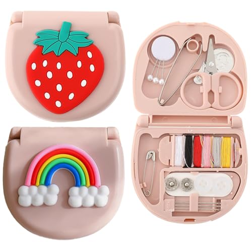 WUWUSU 2 teiliges Mini Nähprojekt Set, Tragbares DIY Nähzubehör Tragbares Nähwerkzeug Set Kunststoff Nähkasten mit Fäden Schere Handnähnadeln für Erwachsene Anfänger Zuhause Reisen Notfälle WUWUSU 2 teiliges Mini Nähprojekt Set, Tragbares DIY Nähzubehör Tragbares Nähwerkzeug Set Kunststoff Nähkasten mit Fäden Schere Handnähnadeln für Erwachsene Anfänger Zuhause Reisen Notfälle von WUWUSU