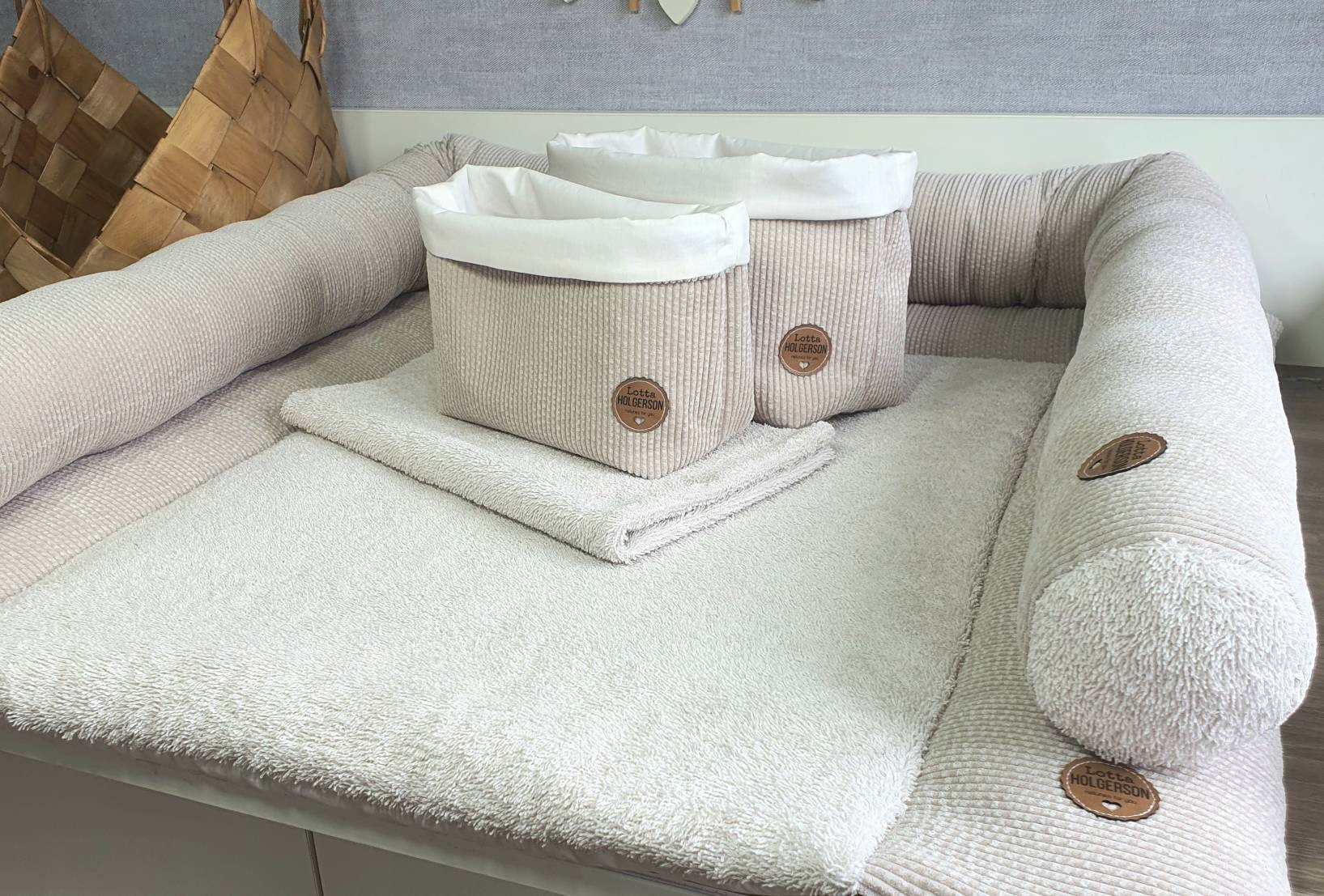 Set Cord-Wickelauflage Inkl. Wickeltischrolle, Wasserdichter Wickelunterlage, 2Er Utensilos - Cord Frottee Beige Set Cord-Wickelauflage Inkl. Wickeltischrolle, Wasserdichter Wickelunterlage, 2Er Utensilos - Cord Frottee Beige von WaffelLiebe
