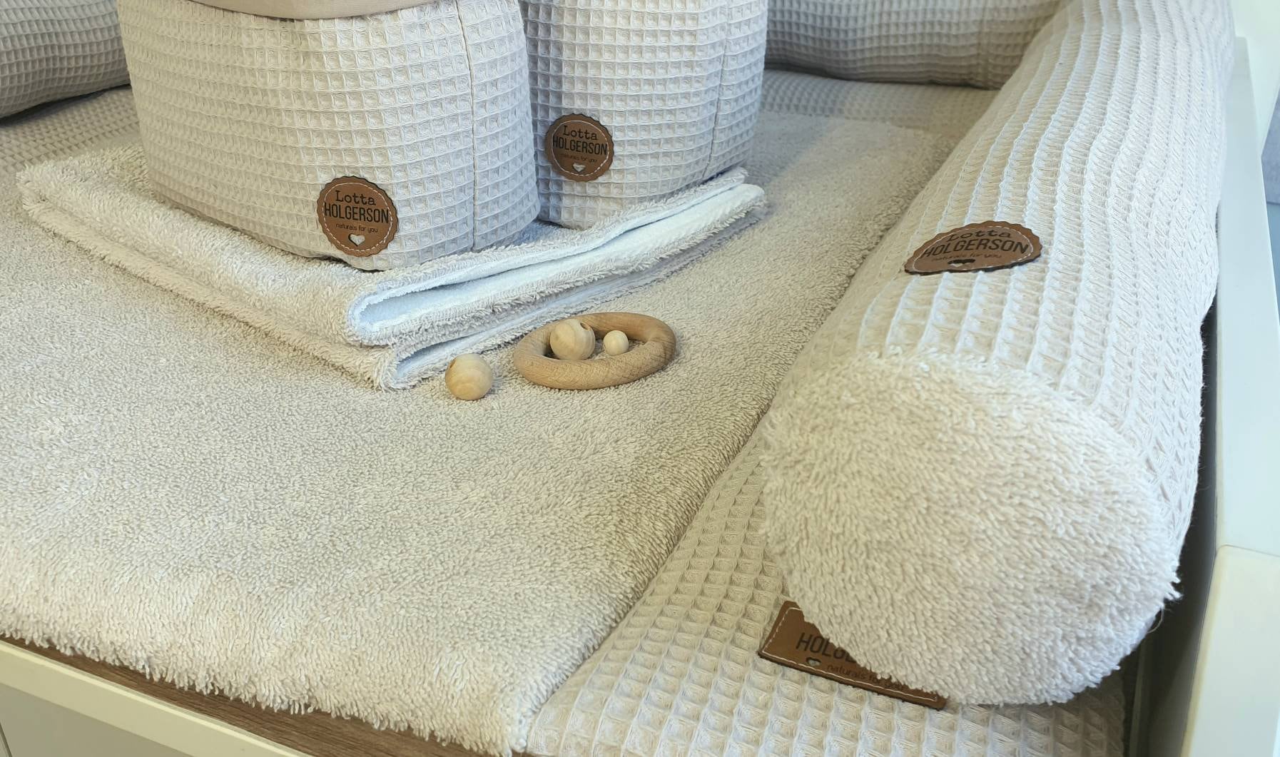 Set Wickelauflage Inkl. Wickeltischrolle, Wasserdichter Wickelunterlage, 2Er Utensilos - Waffelpique Beige Frottee Set Wickelauflage Inkl. Wickeltischrolle, Wasserdichter Wickelunterlage, 2Er Utensilos - Waffelpique Beige Frottee von WaffelLiebe