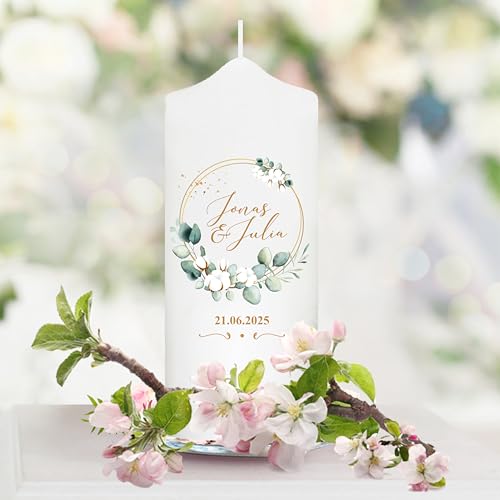 Wandtattoo Loft Hochzeitskerze personalisiert mit Namen und Datum, Motiv mit Blätterkranz Eukalyptus, 18cm x 7cm, personalisierte Traukerze, Hochzeit Kerze selbst gestalten, Hochzeitsgeschenk von Wandtattoo Loft