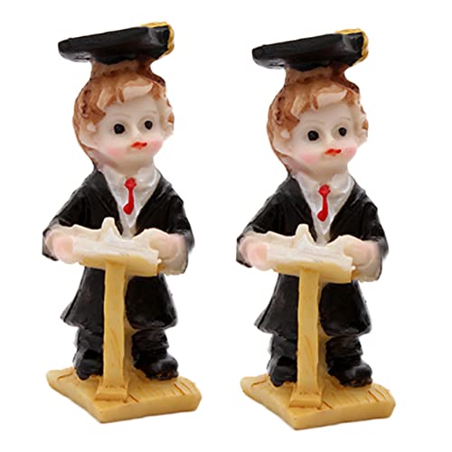 Warmhm Exquisite Harzfigur Für Absolventen – 2 Stück Graduation Dekoration Mit Büchern - Perfekt Für Ihre Abschlussparty Ideal Als Tischornament Für Drinnen - 3x7 5 cm Warmhm Exquisite Harzfigur Für Absolventen – 2 Stück Graduation Dekoration Mit Büchern - Perfekt Für Ihre Abschlussparty Ideal Als Tischornament Für Drinnen - 3x7 5 cm von Warmhm