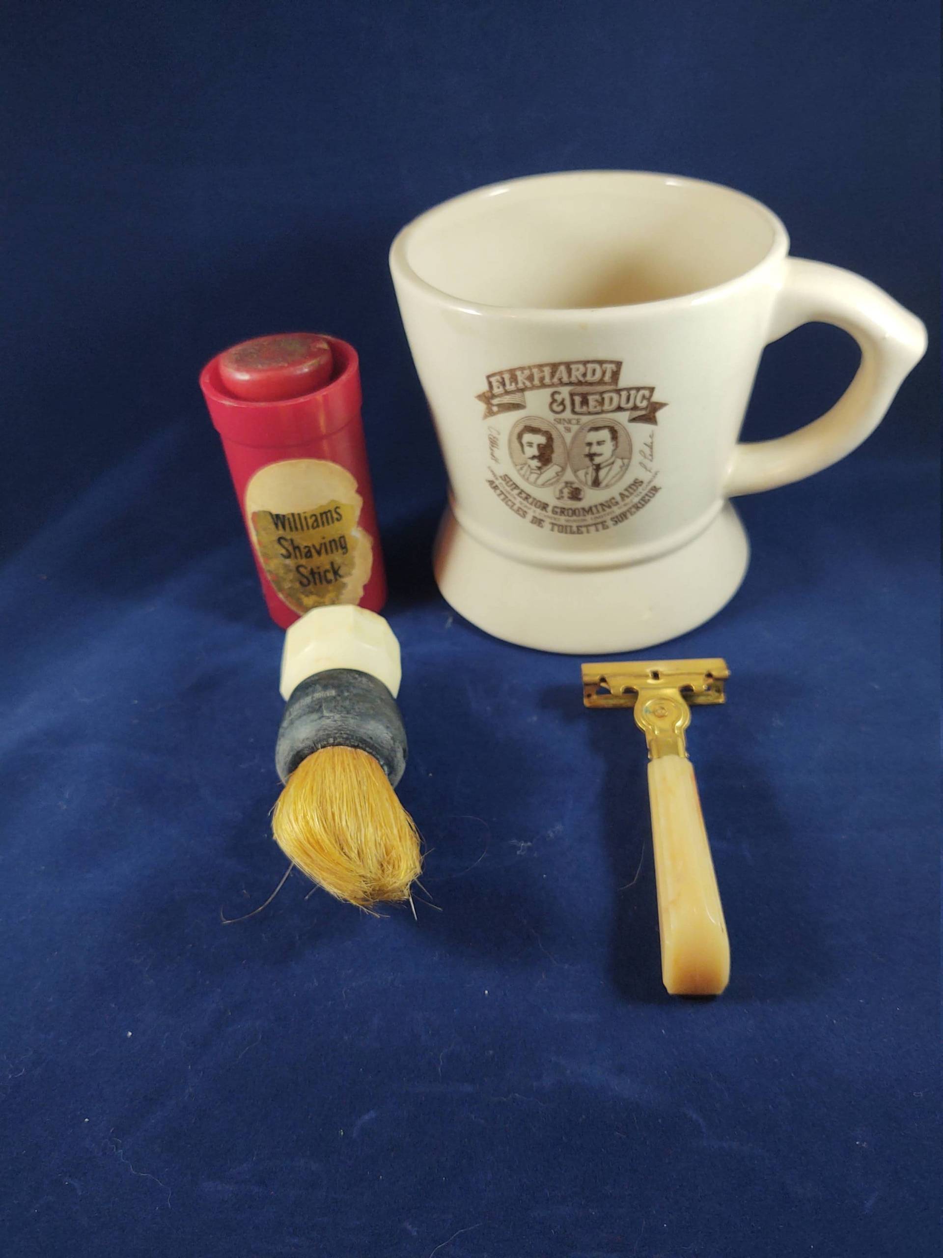 Vintage Rasierset Mit Schick Eversharp Rasiermesser, Dachs Haarbürste Und Tasse Vintage Rasierset Mit Schick Eversharp Rasiermesser, Dachs Haarbürste Und Tasse von WellKissMyGlass