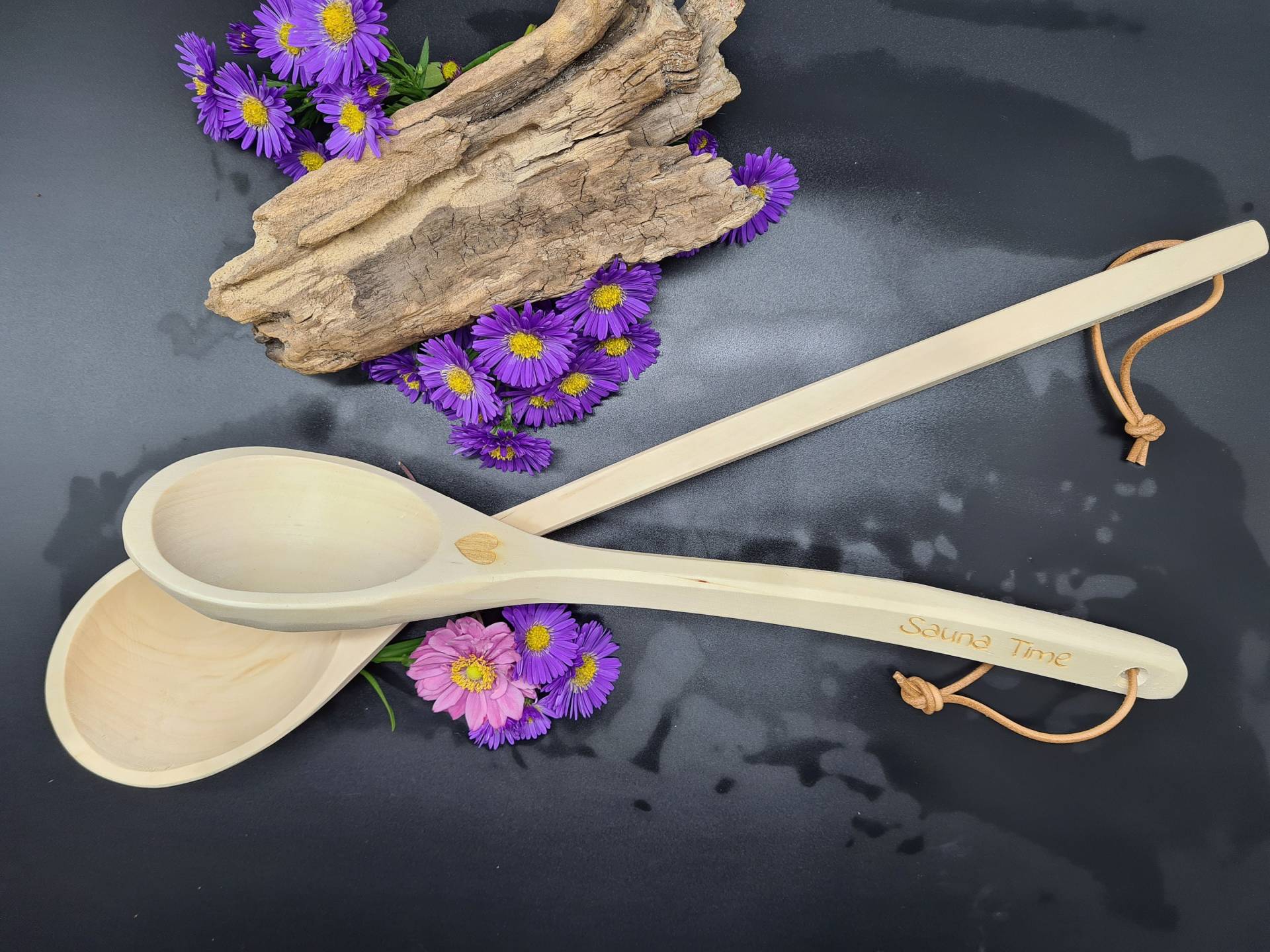 Saunakelle, Oval, Eckiger Stiel, Mit Lederband Aus Holz, Saunazeit, Time To Relax, Spa, Wellness, Sauna Saunakelle, Oval, Eckiger Stiel, Mit Lederband Aus Holz, Saunazeit, Time To Relax, Spa, Wellness, Sauna von Werkstattheldin
