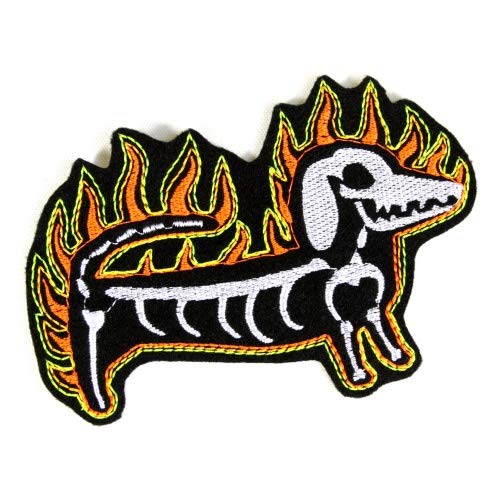 Skelett Bügelbild Dackel mit Flammen Flicken 9 x 13 cm Aufnäher Hund Patch Feuer Aufbügler Halloween Kostüm Aufnäher zum aufbügeln für Fasching Karneval von Wertstueck Flickli