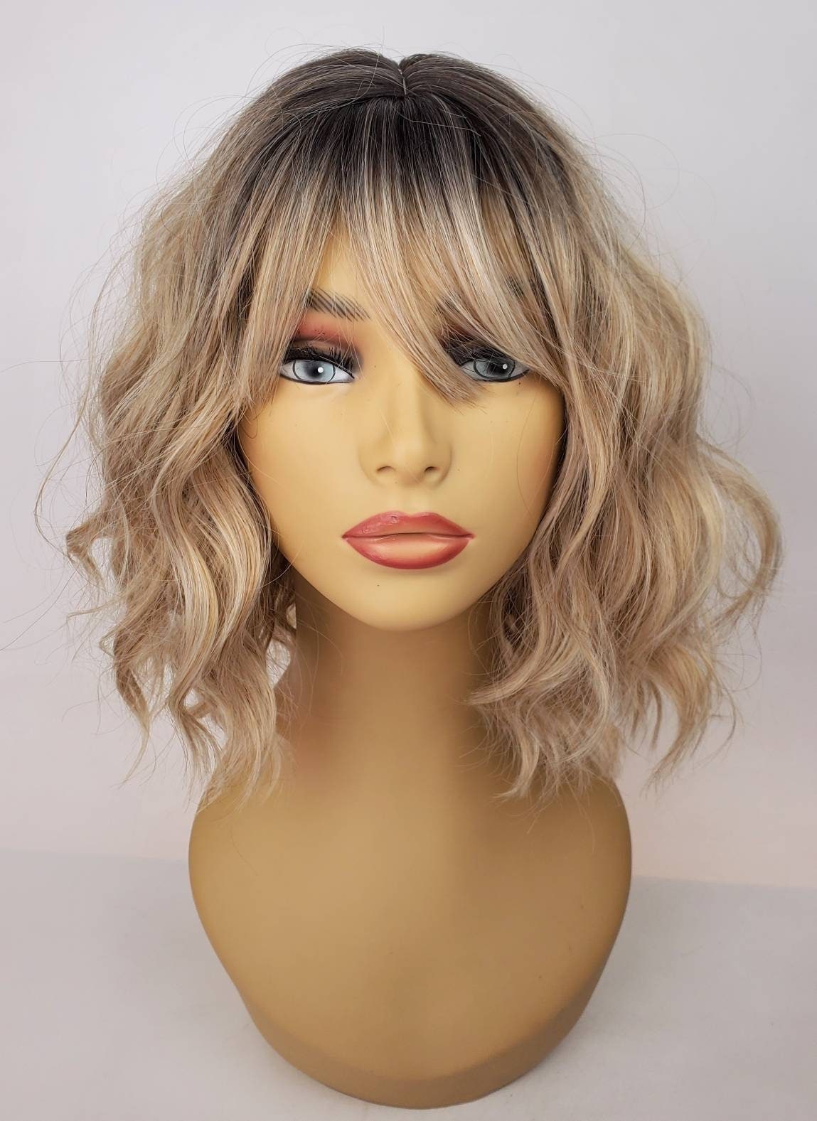 Gewellte Verwurzelte Blonde Bob-Perücke, Hervorgehobene Gewellte Perücke, Bob Mit Pony, Bob, Perücken Gewellte Verwurzelte Blonde Bob-Perücke, Hervorgehobene Gewellte Perücke, Bob Mit Pony, Bob, Perücken von WigCraving