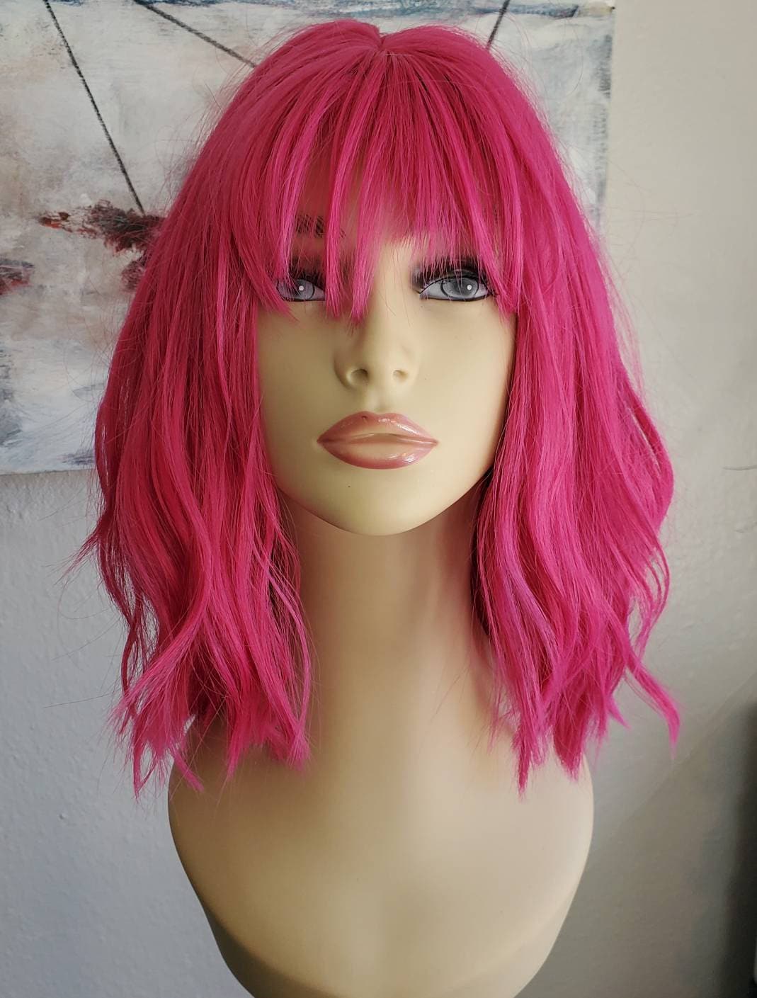 Hot Pink Mid-Länge Bob Perücke Mit Texturierten Schichten Und Abgefahrenem Pony, Rosa Weichen Schichten, Pony Hot Pink Mid-Länge Bob Perücke Mit Texturierten Schichten Und Abgefahrenem Pony, Rosa Weichen Schichten, Pony von WigCraving