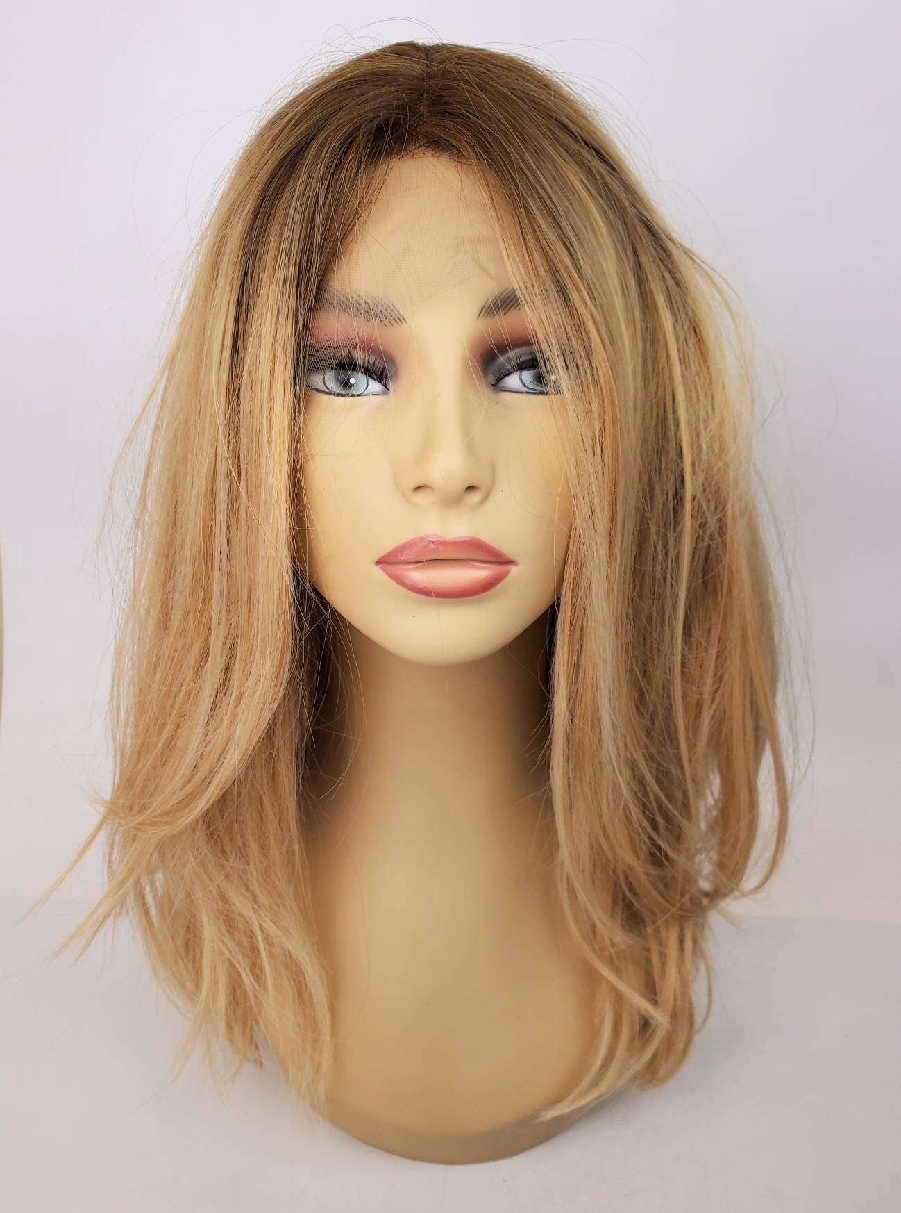 Sandy Blonde Lace Front Perücke, Mittellange Layered Verwurzelte Weiche Schichten, Warme Sandy Blonde Lace Front Perücke, Mittellange Layered Verwurzelte Weiche Schichten, Warme von WigCraving