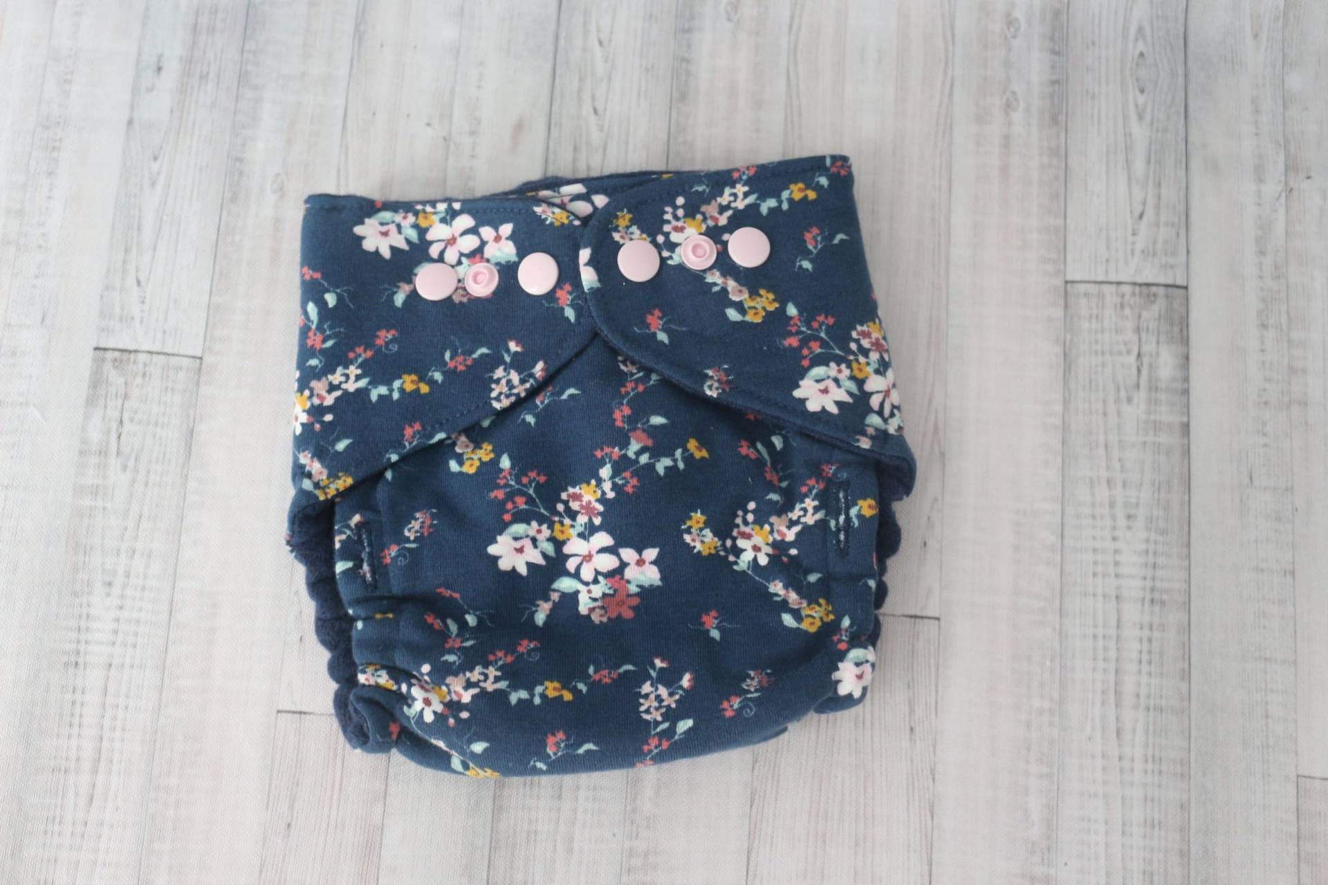 Wollüberhose Stoffwindel Kleine Blumen Dunkelblau Onesize Wollüberhose Stoffwindel Kleine Blumen Dunkelblau Onesize von WildfangrosaNaehraba