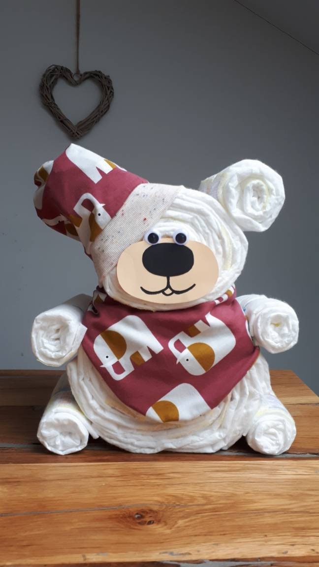 Windelfigur Bär Handmade Mütze Und Halstuch-Geschenk Zur Geburt, Babyparty Windelfigur Bär Handmade Mütze Und Halstuch-Geschenk Zur Geburt, Babyparty von WindelfeeGeschenke