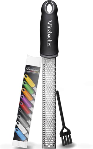 Winzbacher - Premium Zester Reibe I Parmesanreibe, Zitronenreibe, Muskatnuss Reibe, Ingwerreibe u.v.m. I rasiermesserscharfe Edelstahl Klinge I Spülmaschinenfest I inkl. Schụtz & Reinigungsbürste von Winzbacher