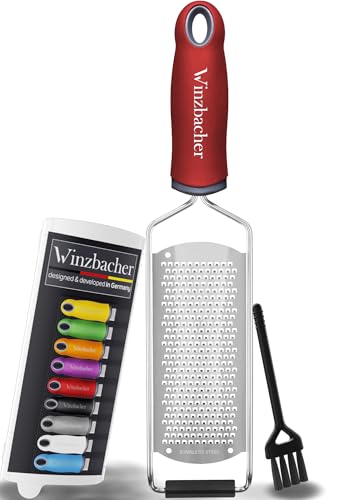 Winzbacher - Premium Zester Reibe I Parmesanreibe, Zitronenreibe, Muskatnuss Reibe, Ingwerreibe u.v.m. I rasiermesserscharfe Edelstahl Klinge I Spülmaschinenfest I inkl. Schụtz & Reinigungsbürste von Winzbacher