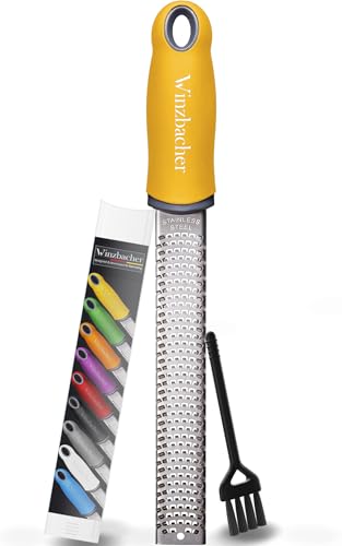 Winzbacher - Premium Zester Reibe I Parmesanreibe, Zitronenreibe, Muskatnuss Reibe, Ingwerreibe u.v.m. I rasiermesserscharfe Edelstahl Klinge I Spülmaschinenfest I inkl. Schụtz & Reinigungsbürste von Winzbacher