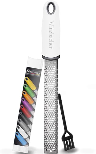 Winzbacher - Premium Zester Reibe I Parmesanreibe, Zitronenreibe, Muskatnuss Reibe, Ingwerreibe u.v.m. I rasiermesserscharfe Edelstahl Klinge I Spülmaschinenfest I inkl. Schụtz & Reinigungsbürste von Winzbacher