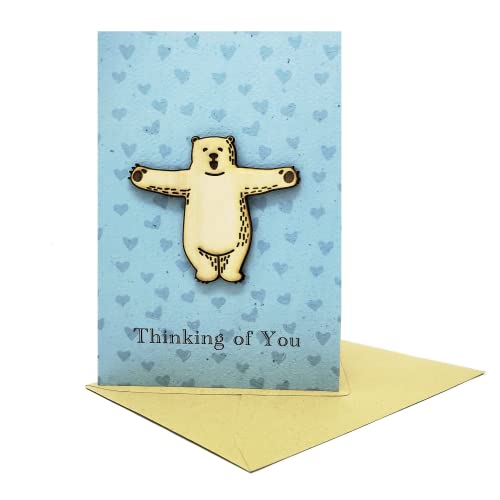 "Thinking of You"-Karte mit einer hölzernen Umarmung in Bärenform auf der Vorderseite von Woodland Mail