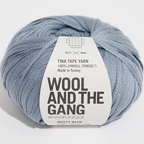 Wool and the Gang, Tina Tape-Garn, Dusty Blue, 100 g, Aran/Kammgarn Wool and the Gang, Tina Tape-Garn, Dusty Blue, 100 g, Aran/Kammgarn von Wool and the Gang
