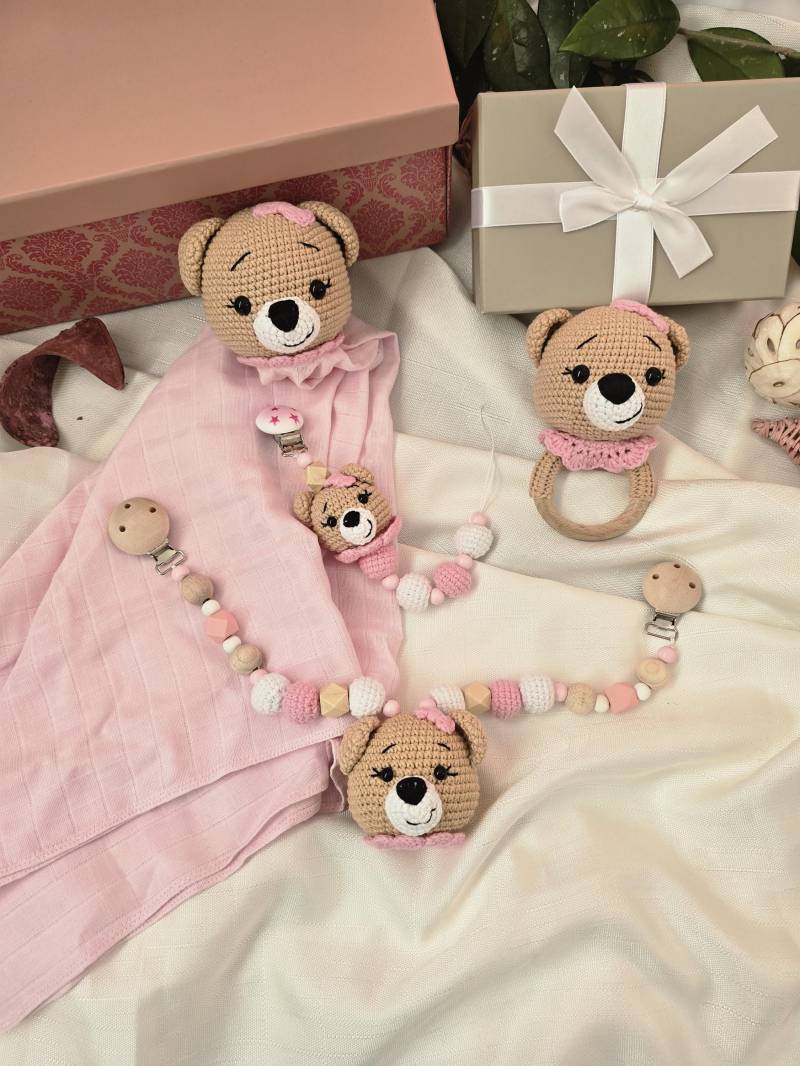 Schnullerkette, Bär-Set, Amigurumi, Spielzeug, Geschenkidee, Puppe, Amigurumi-Bär-Set, Kinderwagenkette, Rassel, Geschenk, Taufe, Teddy Schnullerkette, Bär-Set, Amigurumi, Spielzeug, Geschenkidee, Puppe, Amigurumi-Bär-Set, Kinderwagenkette, Rassel, Geschenk, Taufe, Teddy von WorldofKidsHandmade