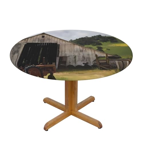 Runde Tischdecke, runde Tischdecke, alte Holzscheune mit verrostetem Traktor von Wratle