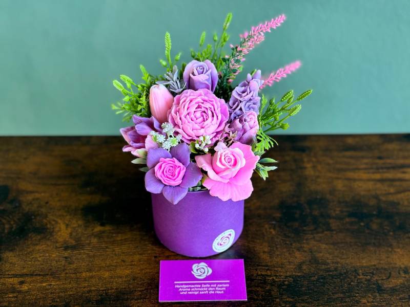 Eleganter Lila Seifenblumenstrauß in Samt-Geschenkbox - Handgemachte Seifenrosen, Dekorative, Selbstpflege-Geschenk, Muttertagsgeschenk von WunderBlumenBoutique