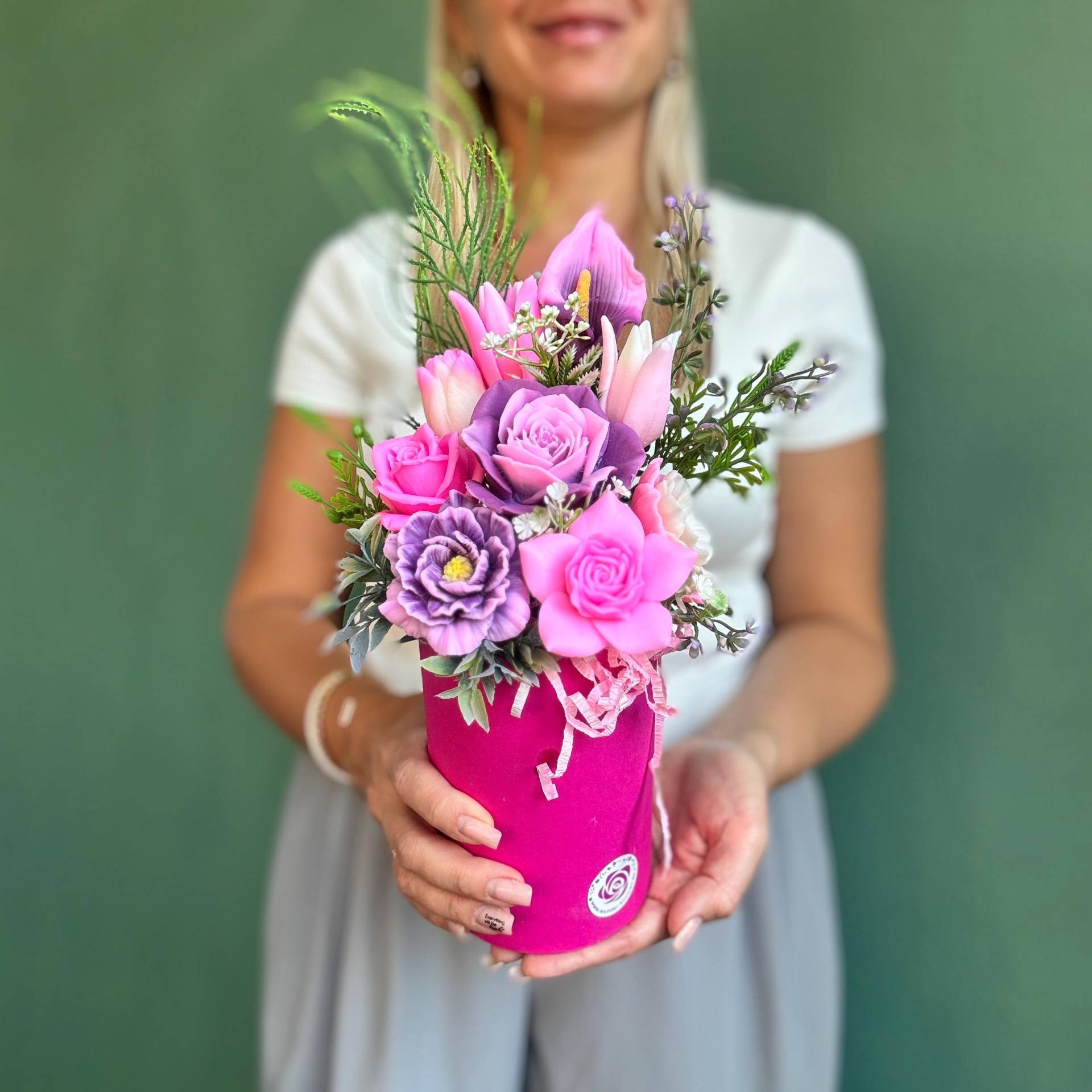 Luxuriöser Pink-Lila Seifenblumenstrauß Im Pinken Geschenkkarton - Handgemachtes Seifengeschenk Für Frauen, Elegante Badezimmerdekoration Luxuriöser Pink-Lila Seifenblumenstrauß Im Pinken Geschenkkarton - Handgemachtes Seifengeschenk Für Frauen, Elegante Badezimmerdekoration von WunderBlumenBoutique