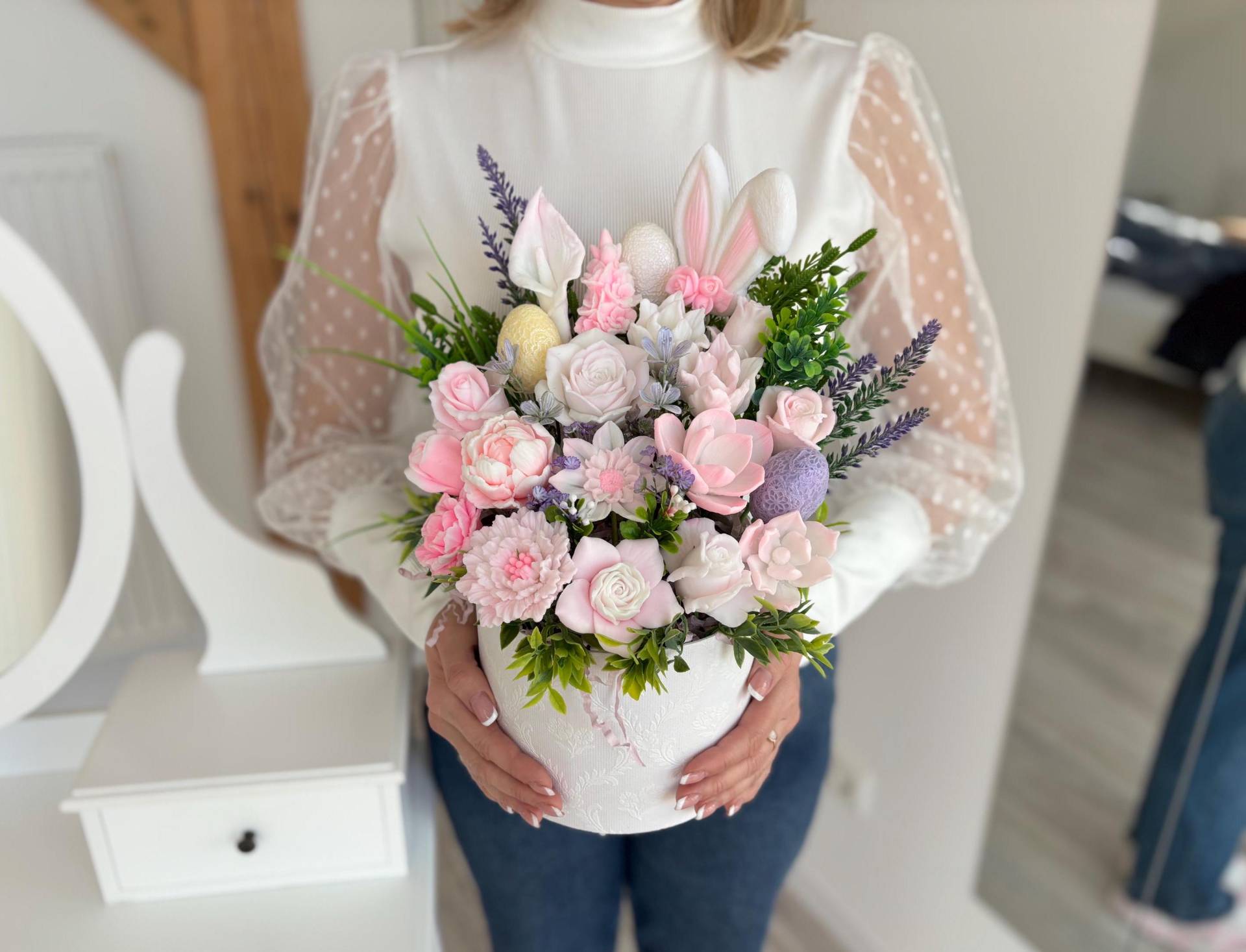 Osterhasen Seifenblumenstrauß in Weißer Geschenkbox - Handgefertigtes Blumen Seifenarrangement, Luxuriöse Osterdekoration Osterhasen Seifenblumenstrauß in Weißer Geschenkbox - Handgefertigtes Blumen Seifenarrangement, Luxuriöse Osterdekoration von WunderBlumenBoutique