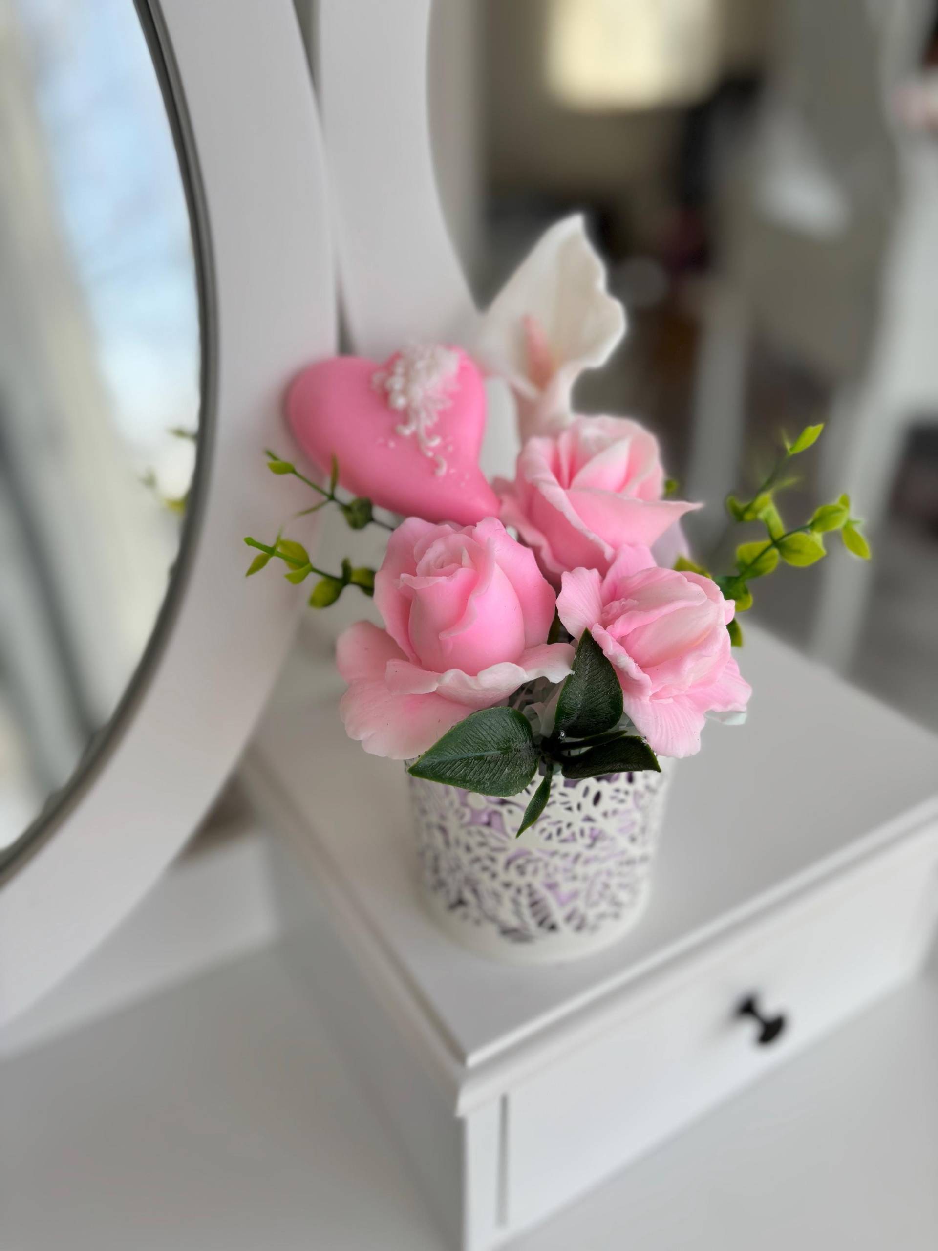 Weißer Und Rosa Seifenblumenstrauß Mit Herz - Handgemachte Seifenrosen, Elegantes Seifenherz, Geschenk Zum Frauentag, Valentinstag Muttertag Weißer Und Rosa Seifenblumenstrauß Mit Herz - Handgemachte Seifenrosen, Elegantes Seifenherz, Geschenk Zum Frauentag, Valentinstag Muttertag von WunderBlumenBoutique