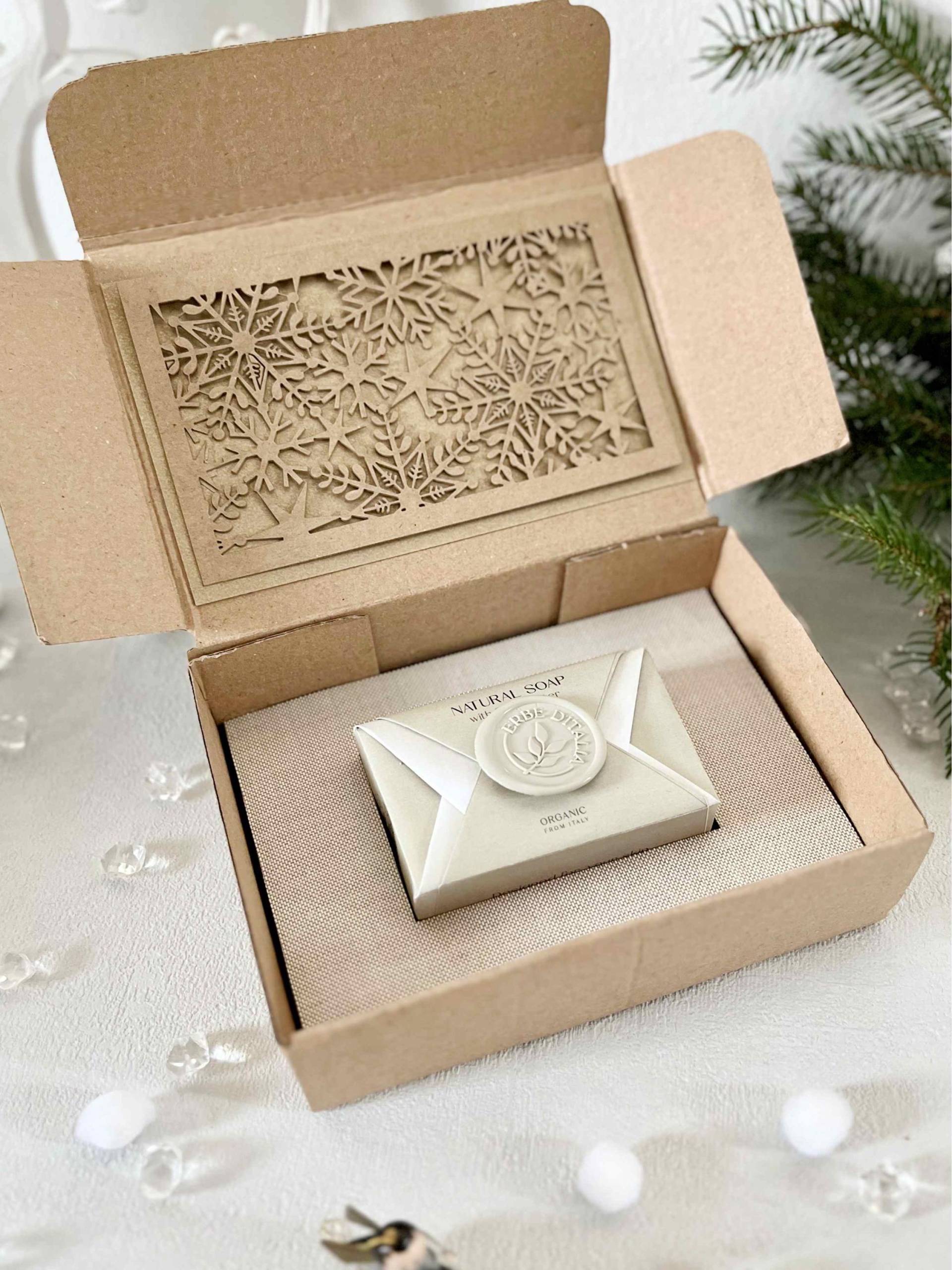 Shea-Butter | Erdbeerseife-Set Maßgeschneiderte Geschenkbox Mit Personalisierter Feiertagskarte Natürliches Weihnachtsgeschenk Shea-Butter | Erdbeerseife-Set Maßgeschneiderte Geschenkbox Mit Personalisierter Feiertagskarte Natürliches Weihnachtsgeschenk von WunderholzShop