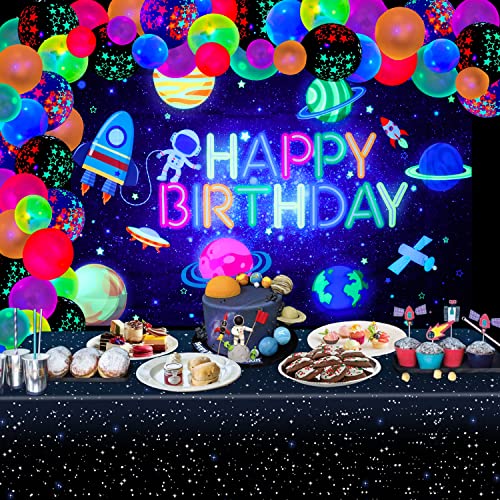 78 Stück Glühen Neon Weltraum Party Zubehör - Astronaut Planet alles Gute zum Geburtstag Backdrop Banner, Galaxie Tischtuch, Dunkel leuchtende Luftballons für Junge Neon Space Party Dekorationen von XJLANTTE