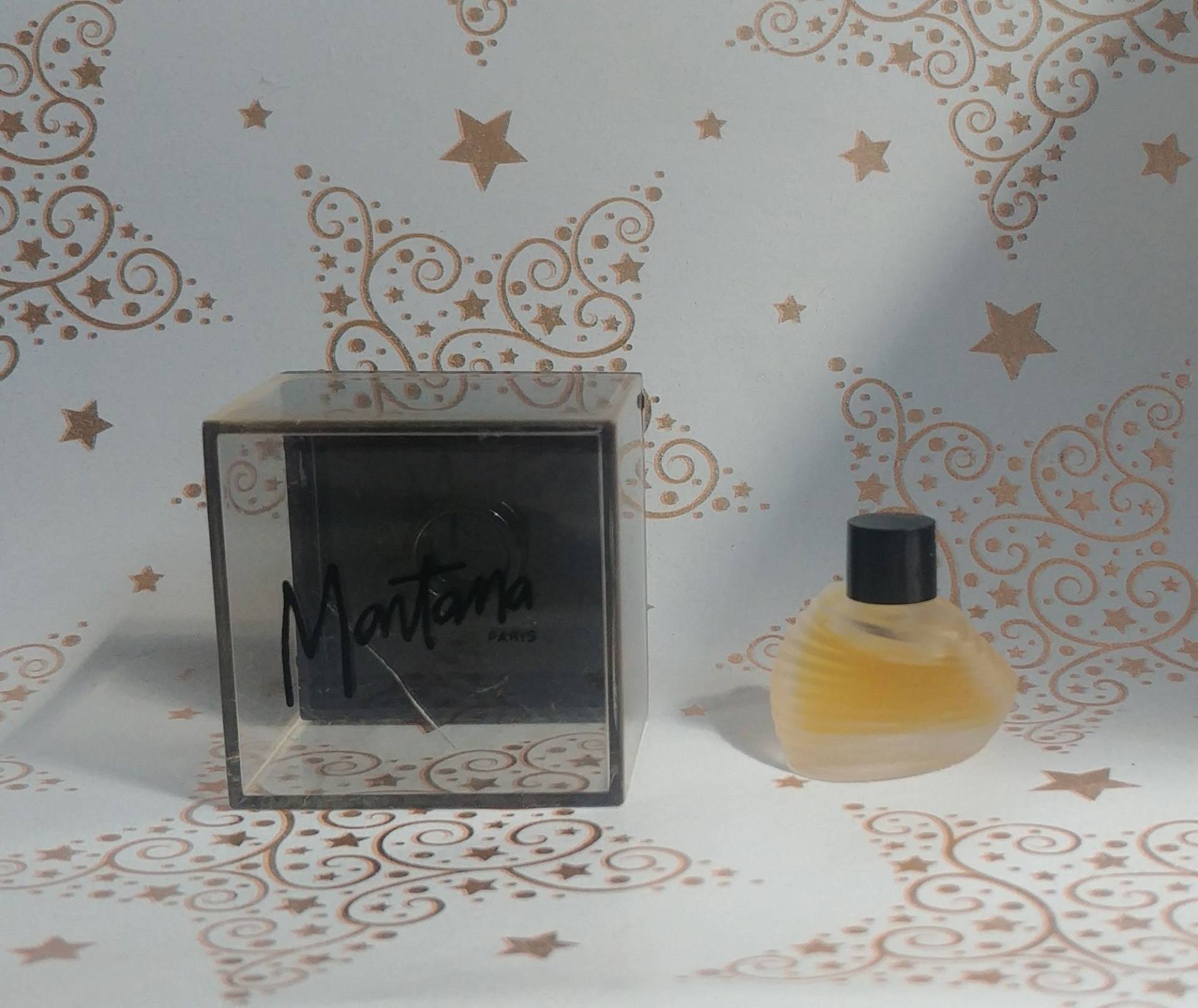 Miniatur Parfum De Peau Von Claude Montana, 2 Ml Eau Toilette Mit Box 1986 Miniatur Parfum De Peau Von Claude Montana, 2 Ml Eau Toilette Mit Box 1986 von Xoxiane