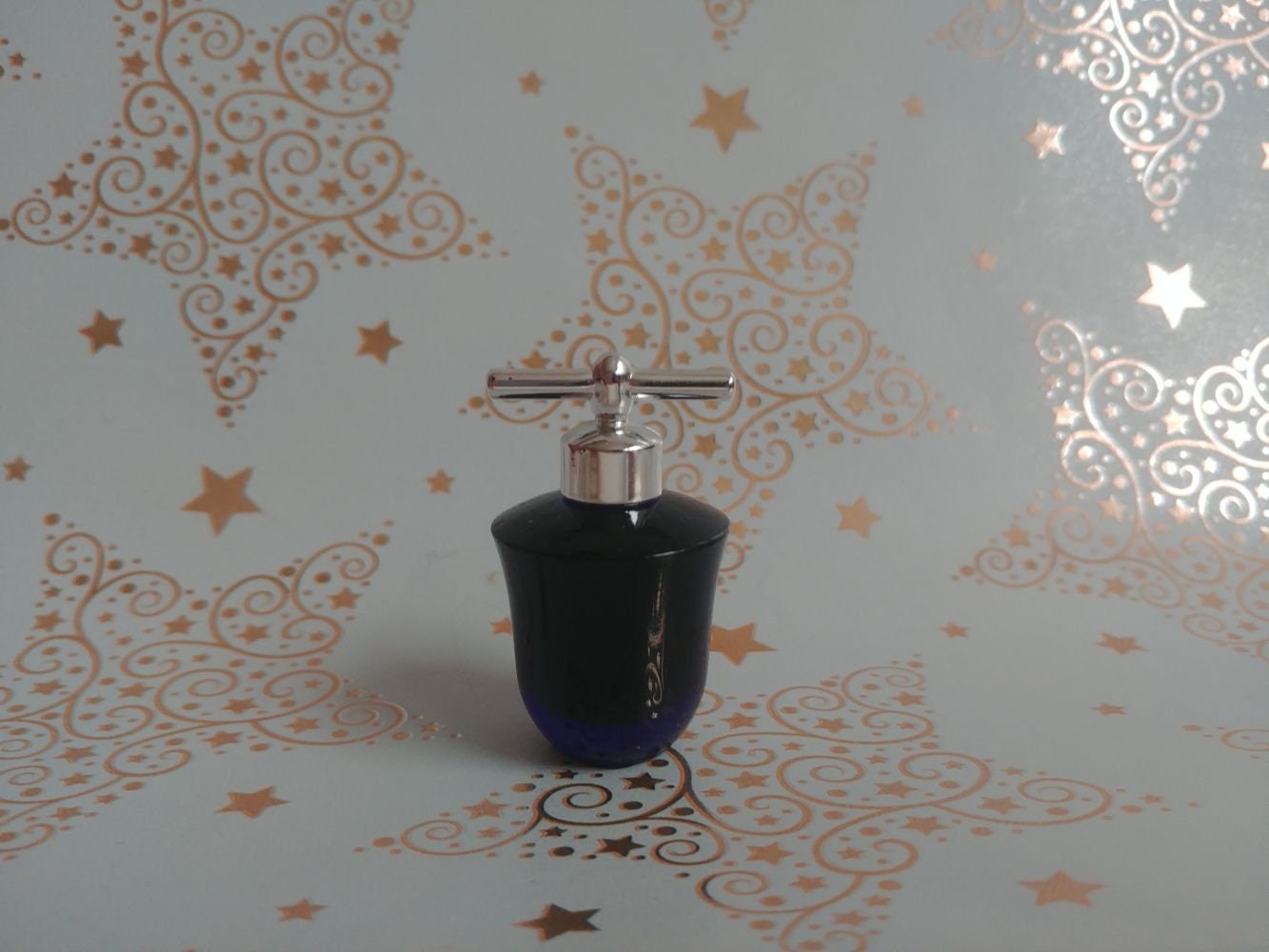 Miniatur Vivid Von Liz Claiborne, Ml Reines Parfum, 1993 Miniatur Vivid Von Liz Claiborne, Ml Reines Parfum, 1993 von Xoxiane